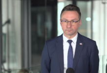 Rosnąca liczba elektryków na drogach wymaga nowych wytycznych dotyczących bezpieczeństwa. Wyzwaniem są m.in. sposób gaszenia pożarów i warunki techniczne w garażach